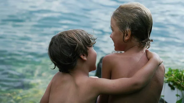 Braço Braço Duas Crianças Molhadas Vista Traseira Abraçando Por Lago — Fotografia de Stock