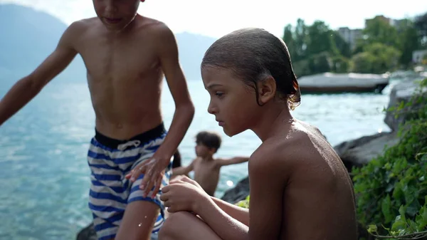Παιδιά Δίπλα Στη Λίμνη Στεγνώνουν Έξω Θλιβερό Παιδί Που Κάθεται — Φωτογραφία Αρχείου