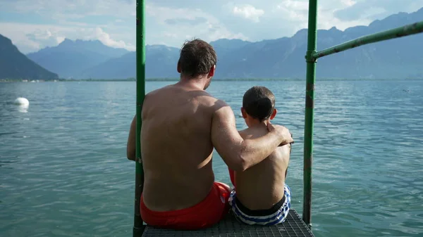 Vater Und Kind Sitzen Der Seebrücke Mit Blick Auf Den — Stockfoto