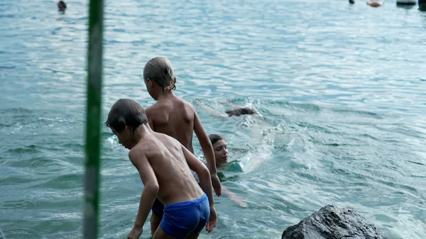 아이들은 여름휴가 의물을 즐긴다 사람들은 수영을 자연계의 아이들 가족들 — 스톡 사진