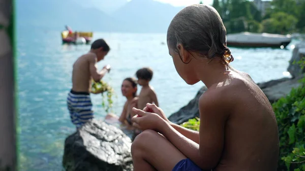 Criança Molhada Pensativa Sentada Beira Lago Secando Sol Depois Tomar — Fotografia de Stock