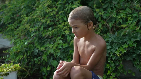 Joven Pensativo Sentado Afuera Después Bañarse Secándose Sol Niño Mojado —  Fotos de Stock