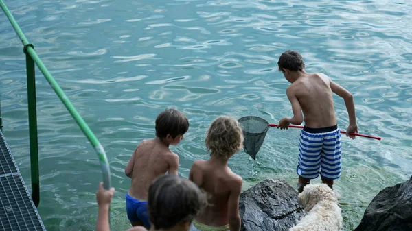 동안에는 아이들이 아이들은 강에서 목욕용 양복을 자연의 물에서 즐거운 시간을 — 스톡 사진