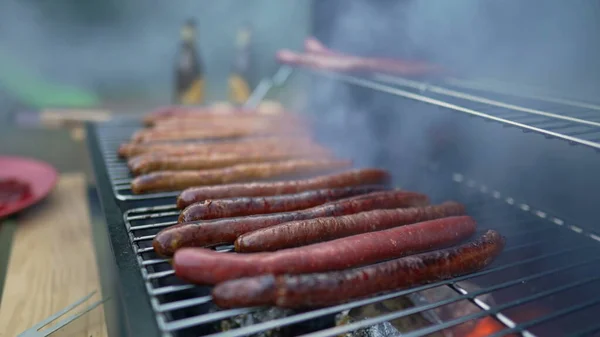 Salchichas Barbacoa Parrilla Con Humo Cocinar Hot Dogs Barbacoa —  Fotos de Stock