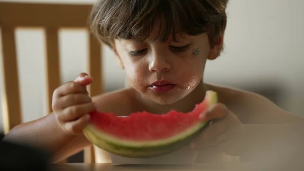 Rapazinho Comer Melancia Vermelha Casa Criança Sincera Come Lanche Saudável — Fotografia de Stock