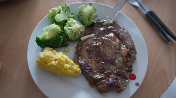 Βάζοντας Βούτυρο Στο Πιάτο Του Steak Μπρόκολο Και Καλαμπόκι Υγιή — Φωτογραφία Αρχείου