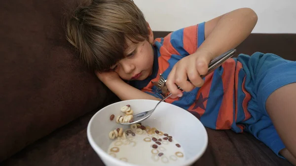 Petit Garçon Mangeant Des Céréales Avec Une Cuillère Lait Couché — Photo