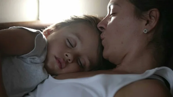 Mère Embrassant Enfant Endormi Dans Front Pendant Sieste Parent Petit — Photo