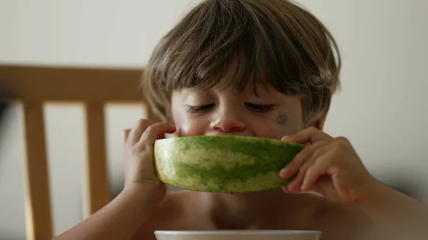 Petit Garçon Qui Mange Pastèque Rouge Maison Enfant Franc Mange — Photo
