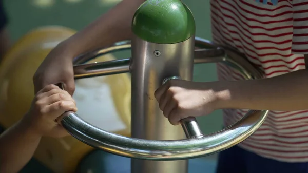 Kinderhände Halten Sich Spielplatzkarussell Metallstange Die Sich Kreisverkehr Dreht — Stockfoto