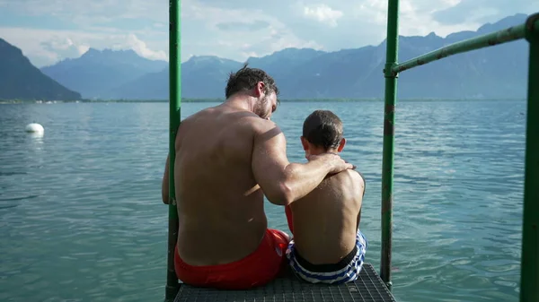 Vater Und Kind Sitzen Der Seebrücke Mit Blick Auf Den — Stockfoto