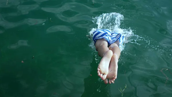 年轻男孩跳入水中的背面 活泼的孩子在湖里飞溅 孩子们正在享受暑假 — 图库照片