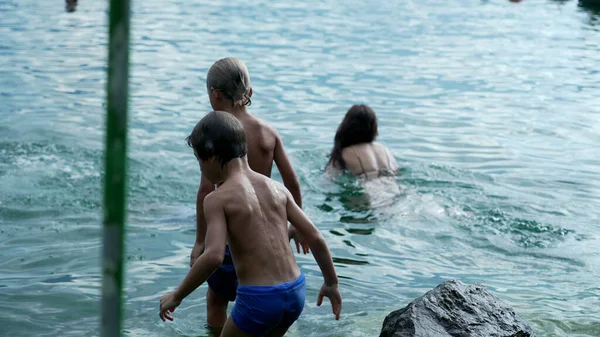 夏休みには湖の水を楽しむ子供たち 人が入浴や水泳 川の自然界の子供や家族は — ストック写真