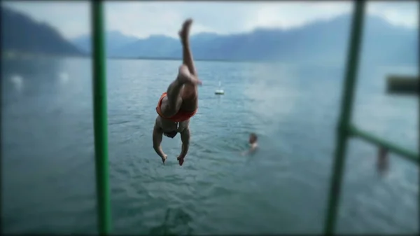 Dospělý Muž Potápí Vody Osoba Ponoří Osvěžujícího Jezera — Stock fotografie