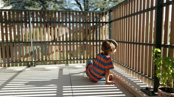 Barn Sitter Lägenhet Balkong Morgonen Liten Pojke Stirrar Från Terrassen — Stockfoto