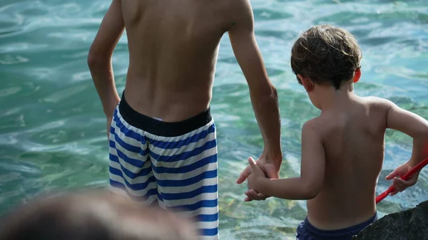 형제가 수영복을 밖에서 가족들은 방학을 즐긴다 동생을 친형제들 — 스톡 사진