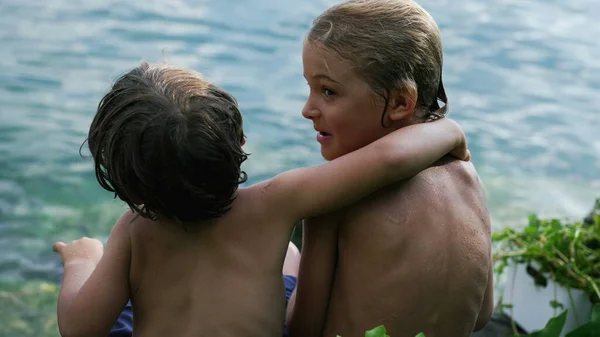 Arm Arm Zwei Feuchte Kinder Die Sich See Umarmen Brüder — Stockfoto