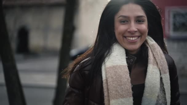 Een Gelukkige Mooie Jonge Vrouw Uit Het Midden Oosten Rent — Stockvideo