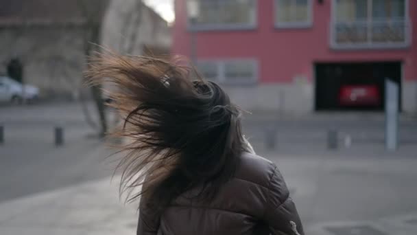 Een Vrolijk Jong Brunette Meisje Draait Hoofd Naar Camera Super — Stockvideo