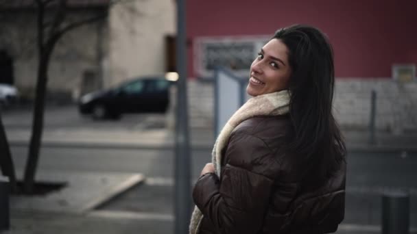 Een Gelukkige Jonge Vrouw Uit Het Midden Oosten Die Slow — Stockvideo