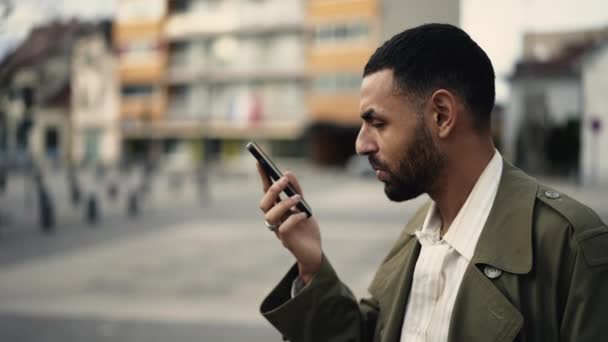 Elinde Cep Telefonu Olan Sesli Mesaj Gönderen Bir Arap Genç — Stok video