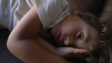 Çocuk öğle uykusundan uyanıyor. Uyku sersemliğinden gözlerini açıyor. Küçük çocuk uyanıyor.