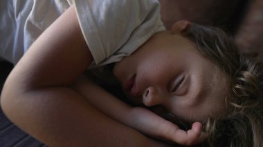 Çocuk öğle uykusundan uyanıyor. Uyku sersemliğinden gözlerini açıyor. Küçük çocuk uyanıyor.