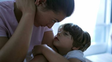 Anne, çocuğu yaramazlık konusunda eğitiyor. Küçük çocuk annesine yaslanan suçluluk duygusu hissediyor. Ebeveyn çocukla davranış hakkında konuşuyor. Otantik ebeveynlik ve çocukluk gelişimi kavramı