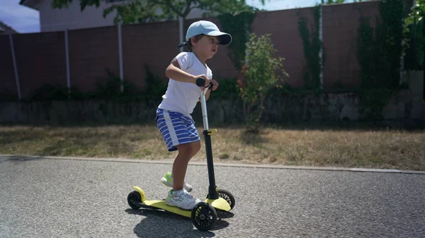 小男孩在外面骑3轮滑板车 快乐的孩子骑玩具 — 图库照片