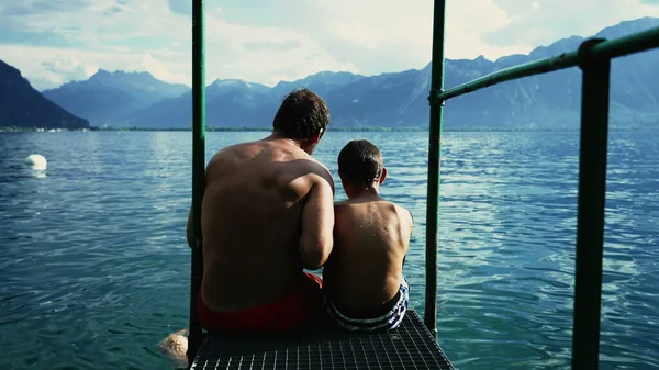 Father Son Sitting Pier Overlooking Scenic Beautiful Lake View Mountains — 스톡 사진