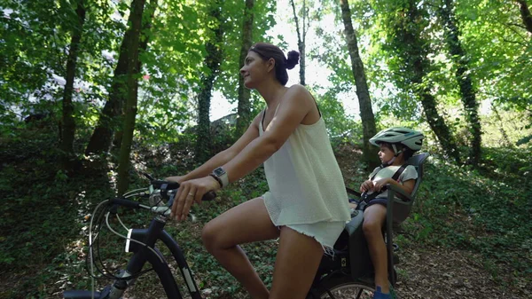 Мати Їде Велосипеді Дитиною Сидить Задньому Сидінні Відкритому Повітрі Лісовій — стокове фото