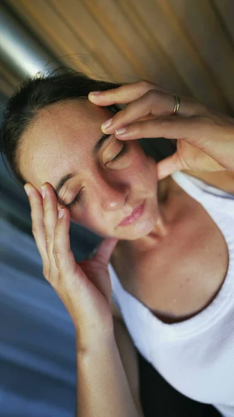 Persona Ansiosa Sintiéndose Triste Infeliz Sufriendo Enfermedad Mental —  Fotos de Stock