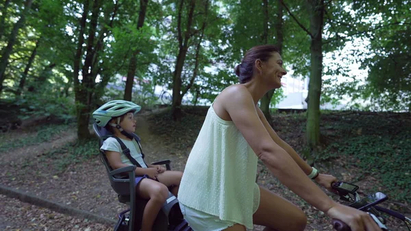 Щаслива Мати Їде Велосипеді Маленьким Хлопчиком Позаду Мама Їде Природному — стокове фото