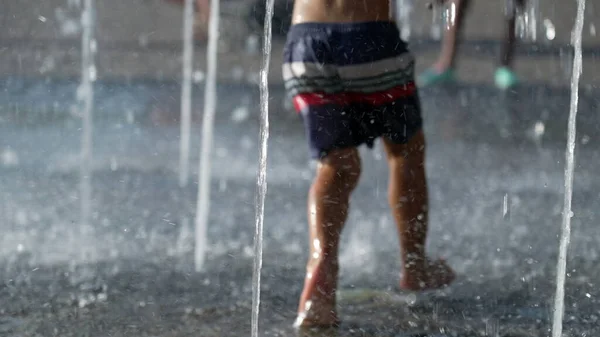 Маленький Хлопчик Біжить Водяного Струменевого Фонтану Малюк Розважається Аквапарку Літній — стокове фото