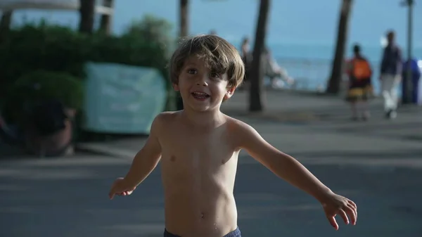 美しい夏の日に外に立つ1人の楽しい男の子 休日を楽しむ小さな男性の軽薄な子供 — ストック写真