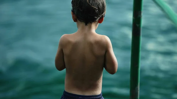 Costas Rapazinho Junto Água Criança Pequena Contemplativa Pelo Lago Que — Fotografia de Stock