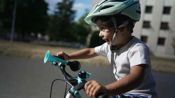 Один Активний Маленький Хлопчик Їде Велосипеді Надворі Щаслива Дитина Вчиться — стокове фото