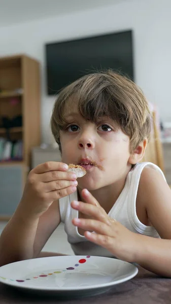 ピーナッツバターでパンを食べる1人の小さな男の子 朝の朝食や軽食にトーストカーブ料理を食べる子供の肖像画 — ストック写真