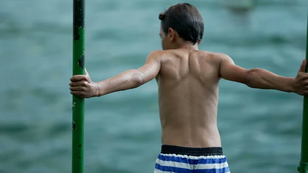 Costas Rapaz Molhado Junto Lago Cais Menino Pré Adolescente Contemplativo — Fotografia de Stock