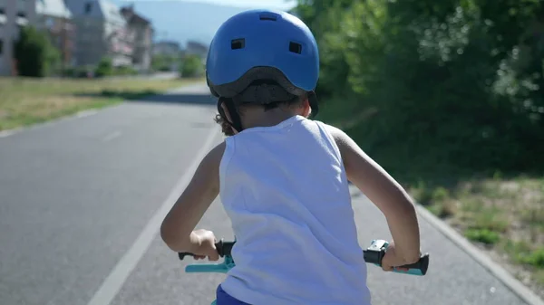 Rücken Eines Aktiven Kindes Mit Helm Das Sonnigen Tagen Draußen — Stockfoto