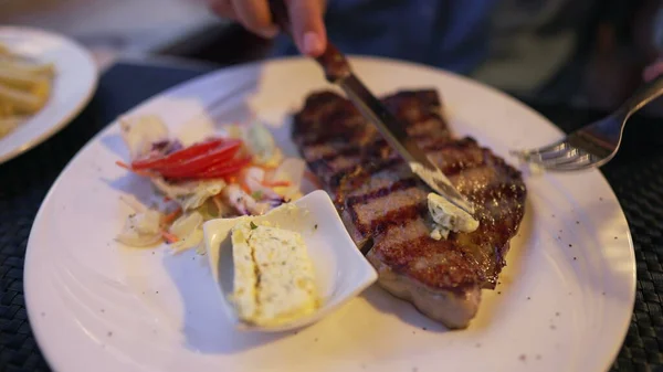 Daging Close Tempat Putih Seseorang Mengoleskan Mentega Pada Steak Panggang — Stok Foto