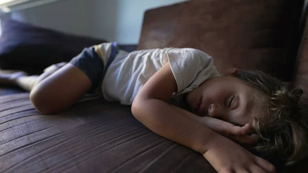 Один Маленький Мальчик Спит Время Дневного Сна Диване Детское Лицо — стоковое фото