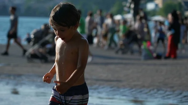 Glückliches Kind Spielt Freien Wasserstrahlen Springen Vor Freude — Stockfoto