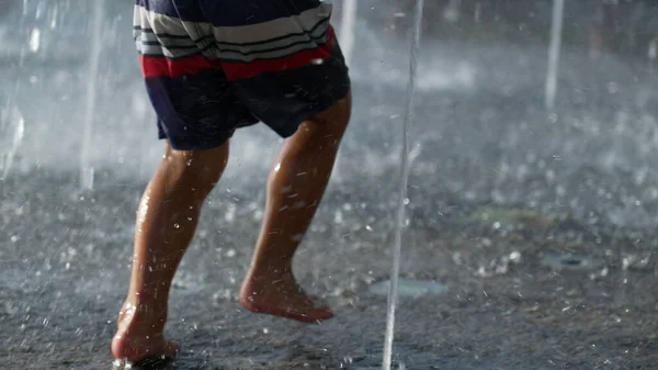 Băieţel Alergând Spre Fântâna Jet Apă Copilul Distrează Parc Acvatic — Fotografie, imagine de stoc