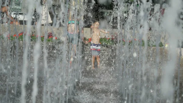 Criança Jatos Água Urbanos Parque Cidade Durante Dia Quente Verão — Fotografia de Stock
