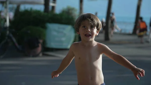Ein Fröhlicher Kleiner Junge Der Einem Schönen Sommertag Draußen Steht — Stockfoto