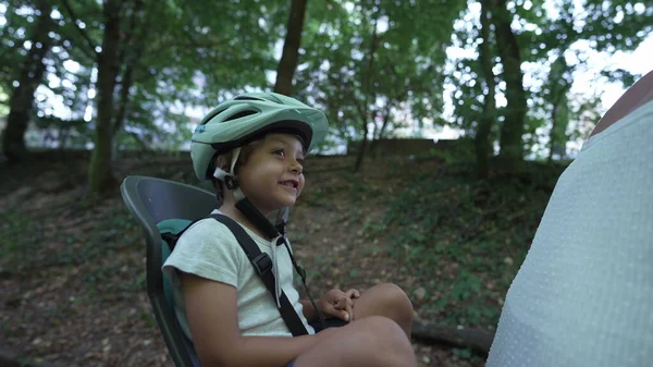 Mutter Fährt Fahrrad Mit Kind Fahrradsitz Auf Grünem Weg Freien — Stockfoto
