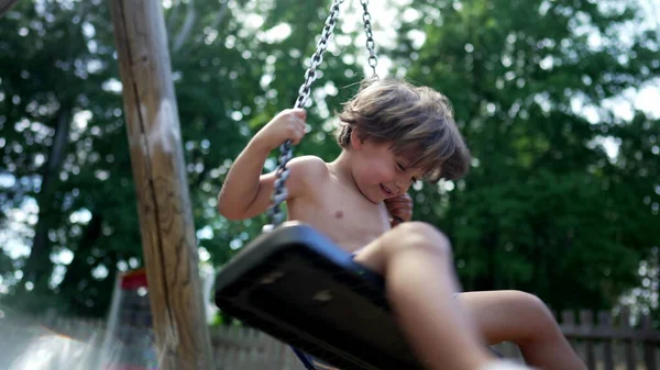 Küçük Bir Çocuk Yaz Günü Dışarıda Salıncakta Sallanırken Tişörtsüz Bir — Stok fotoğraf