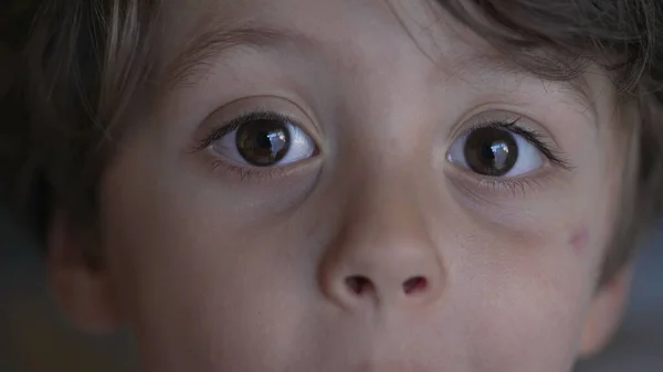 Dziecko Makro Zamyka Oczy Patrząc Bok Twarz Dziecka Oko Reagują — Zdjęcie stockowe