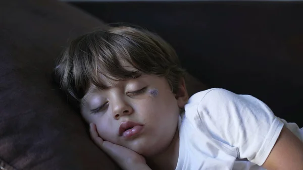 소년은 오후에 낮잠을 있었다 아기가 모습을 감춘다 집에서 낮잠자는 — 스톡 사진
